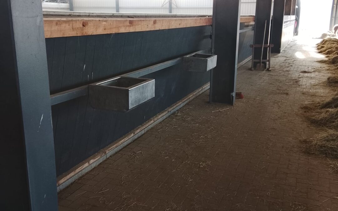Update von der rechten Stallseite  –  Neue Futtertröge